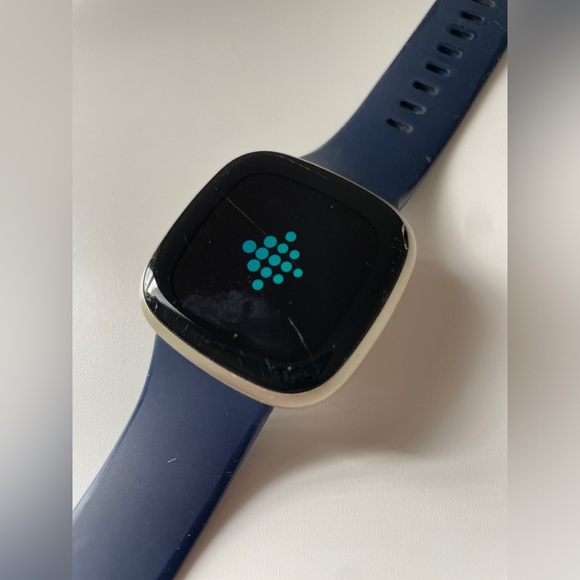 Used Fitbit Versa 3 - Picture 2 of 7